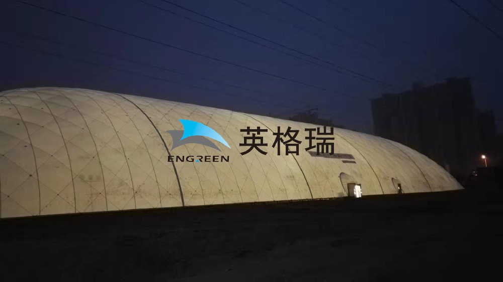 全封閉式的環(huán)保倉儲(chǔ)系統(tǒng)，在對露天煤場進(jìn)行封閉處理時(shí)，能做到對煤炭揚(yáng)塵隔離